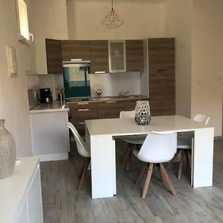 F2 + Garage Front De Lejlighed *