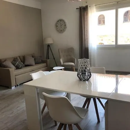 F2 + Garage Front De Lejlighed *